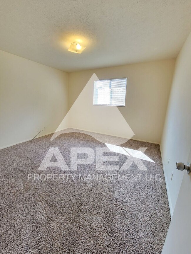 Building Photo - Spacious Ground Floor 2 Bd - 1Ba Apartment...