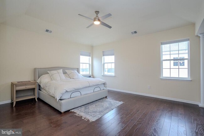 Building Photo - 1802 Yearling Ct