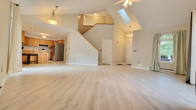 Building Photo - 615 Hilltop Ter