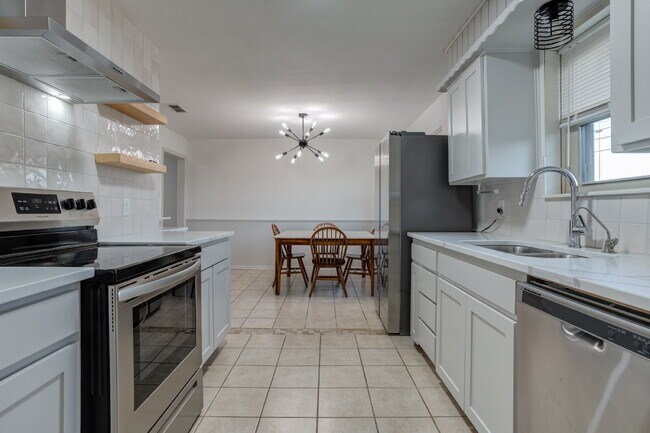 Building Photo - 4 Bed 3 Bath Pre-lease in Central Lubbock!!!