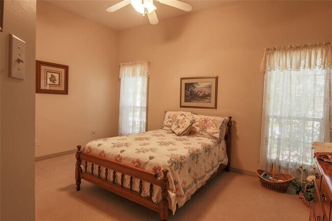 Building Photo - 2 Robin Trail