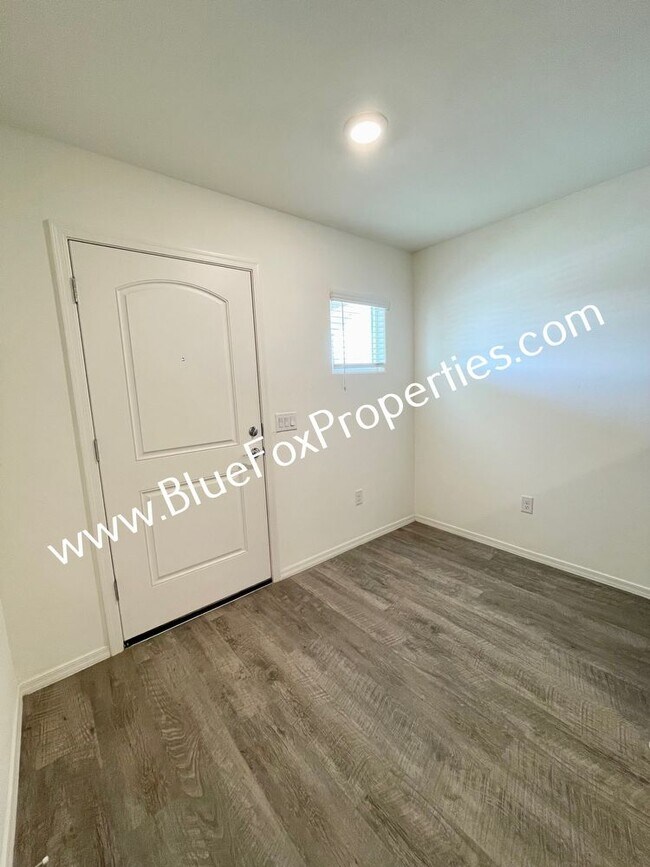 Building Photo - 12854 N Peony Dr
