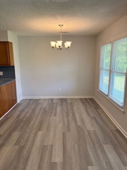 Building Photo - 143 W Victoria Ct