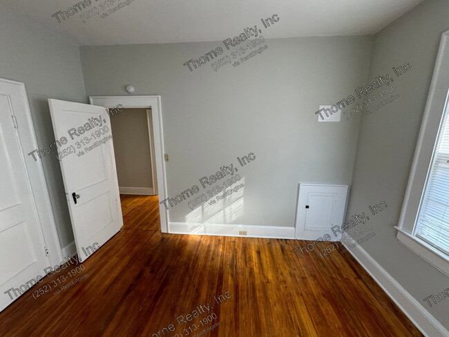Building Photo - 823 Western Ave