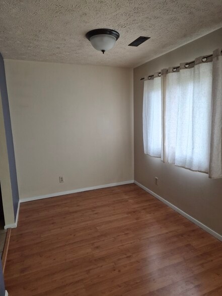 Dining Area - 1600 Northbrook Dr