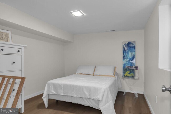 Building Photo - 117 15th St SE