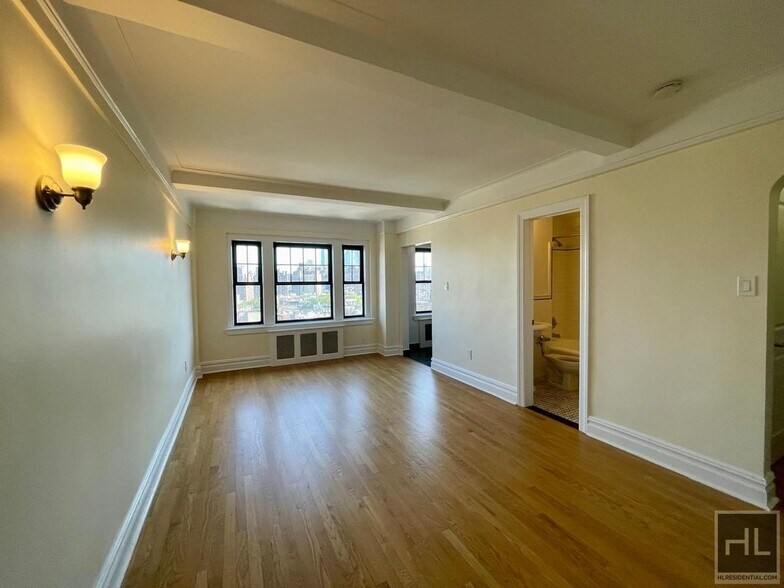 Building Photo - AMAZING STUDIO APARTMENT!! AMAZING DEAL! W...