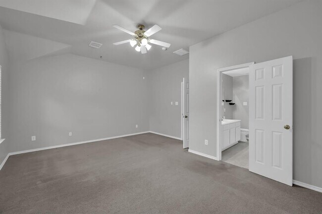 Building Photo - 27 S Villa Oaks Dr