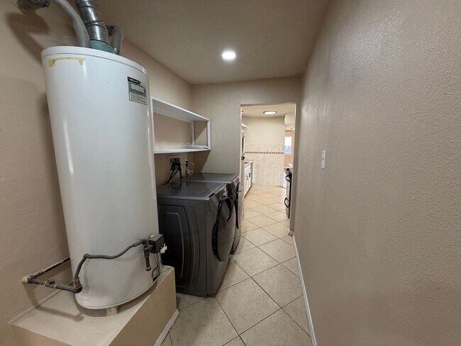 Building Photo - 3 Bedroom Updated Home Available Near Montano Rd NW & Unser Blvd NW!