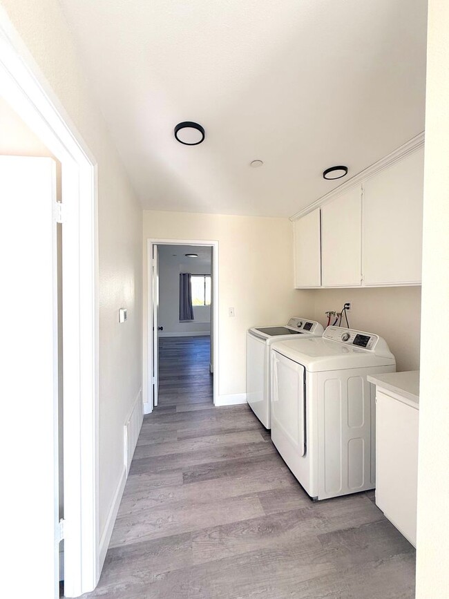 Building Photo - Beautifully Updated End-Unit Condo for Ren...