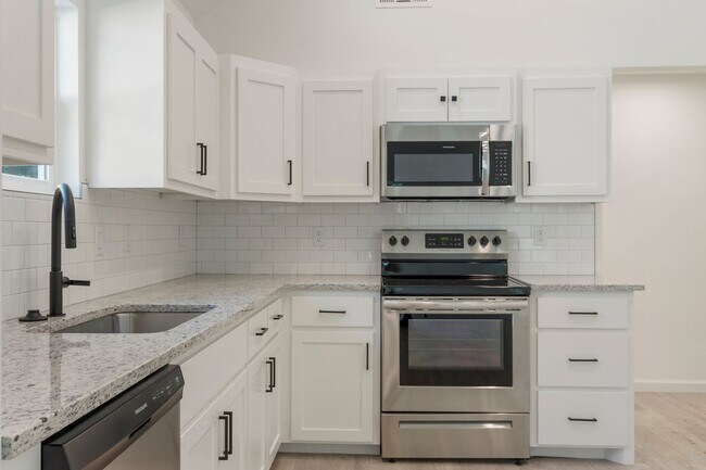 Building Photo - Gorgeous 3 bedroom 2 bathroom home