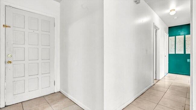 Building Photo - Renovated 3-Bed Furnished Home with Large ...