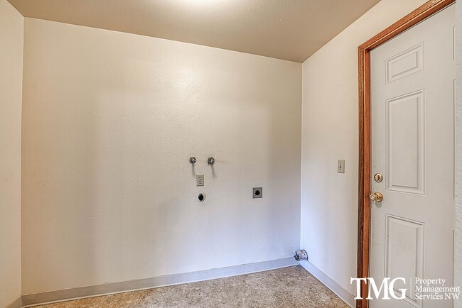 Building Photo - Classically Cute 2 Bed 1 Bath Duplex in Washougal