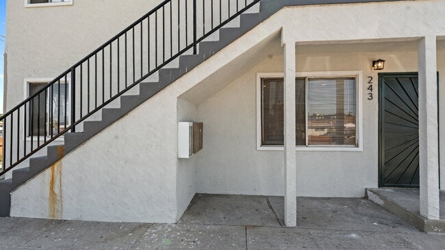 Building Photo - 243 San Jacinto Dr