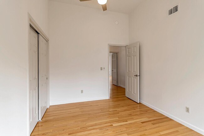 Building Photo - 302 Tadley Ct