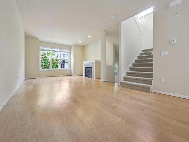 Building Photo - Spacious 3BR/3.5BA Townhome in Desirable E...