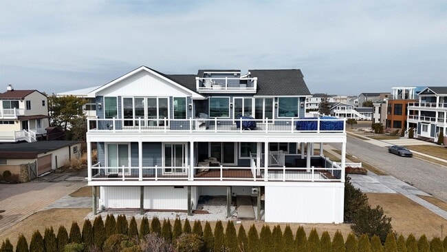 Building Photo - 404 21st St S