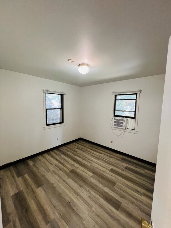 Building Photo - 1006 Archer Ave