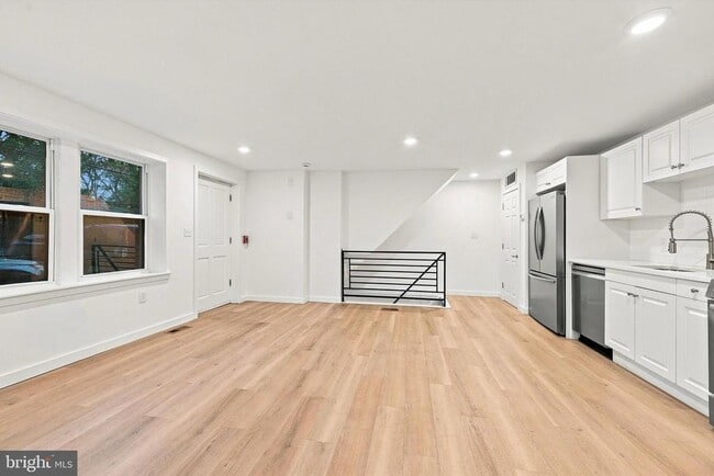 Building Photo - 400 N Front St