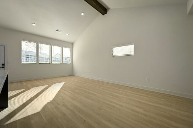 Building Photo - Stunning 2-bedroom, 2-bathroom, 2-car Townhome In Raymore MO