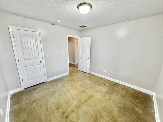 Building Photo - 3915 Jordan View Dr