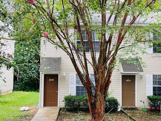 Building Photo - Spacious Townhome off Blairstone