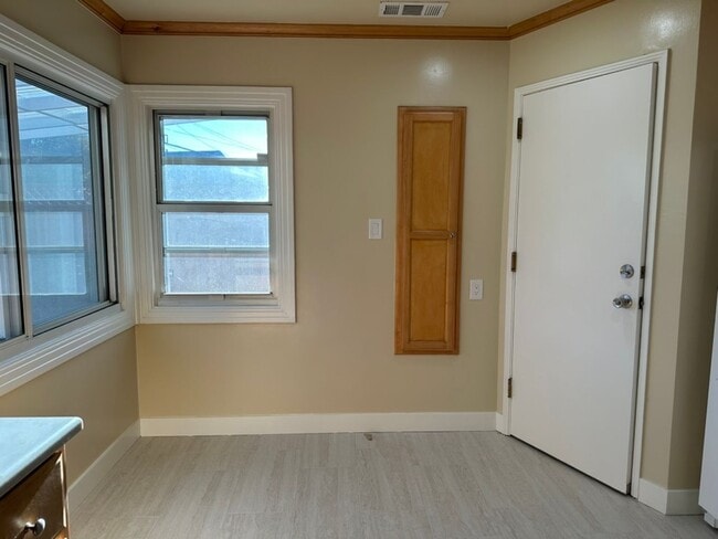 Building Photo - Epic REA - Great Home w/2 BR/1 BA Plus Bonus Loft in Mills Park Neighborhood