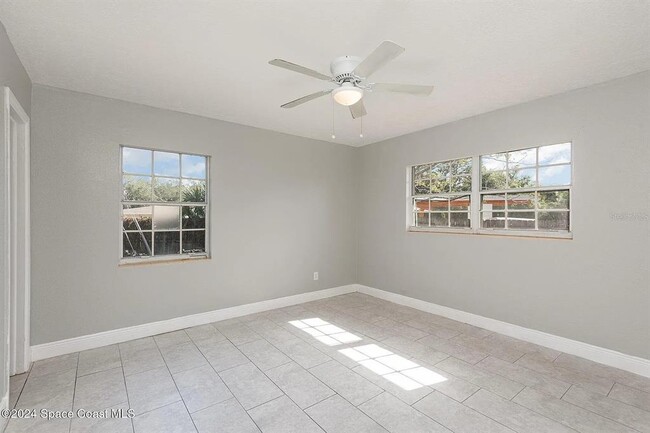 Building Photo - 1885 Golfview Dr