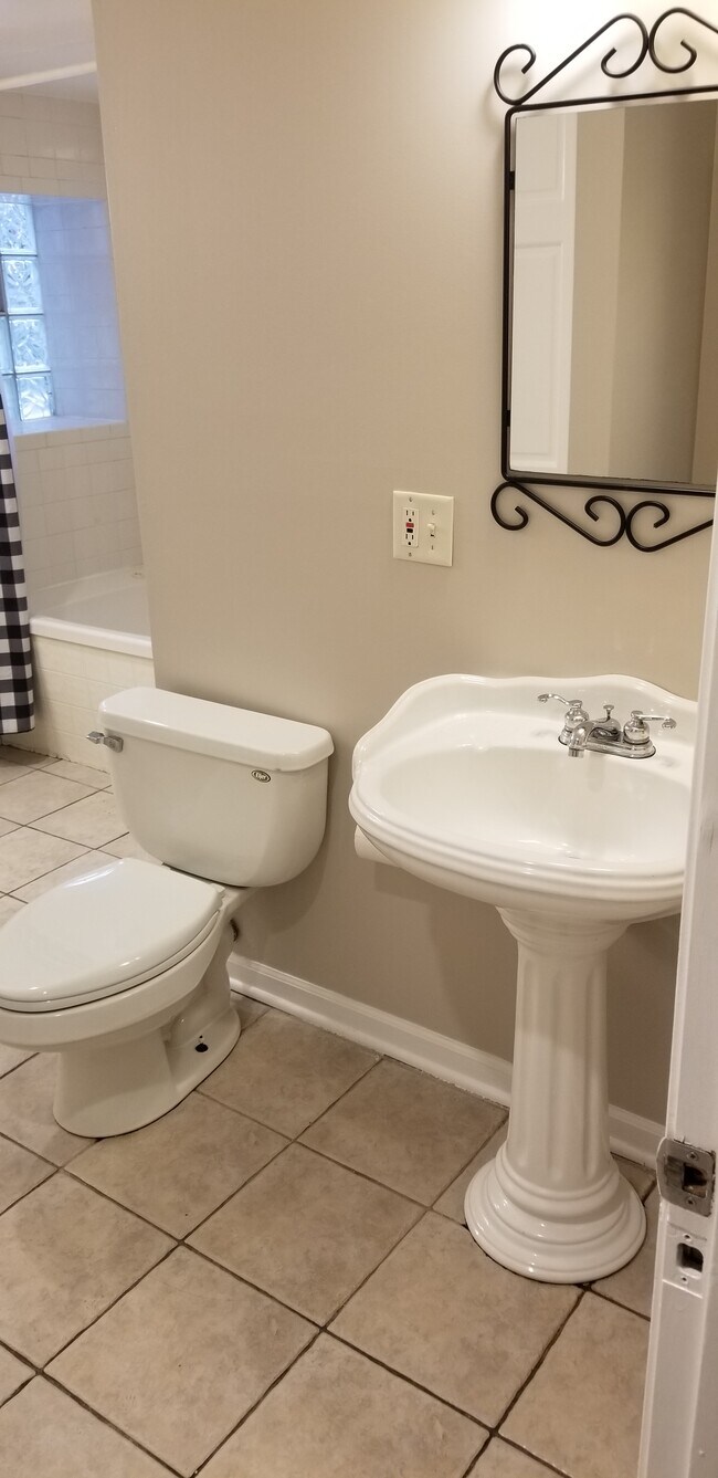 Building Photo - 4039 N Long Ave