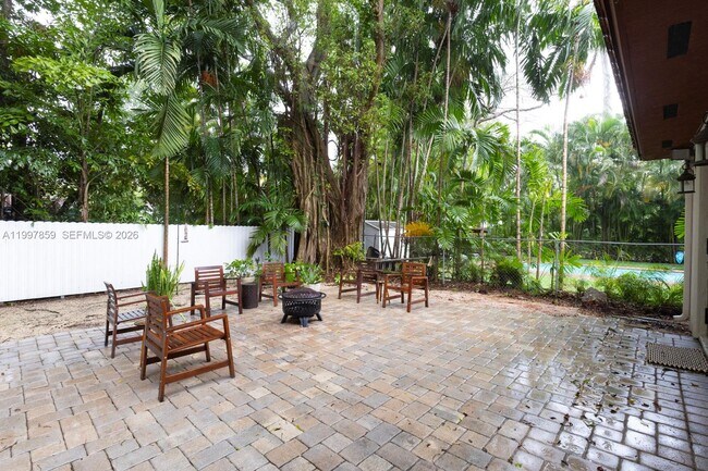 Building Photo - 324 SW 30th Rd