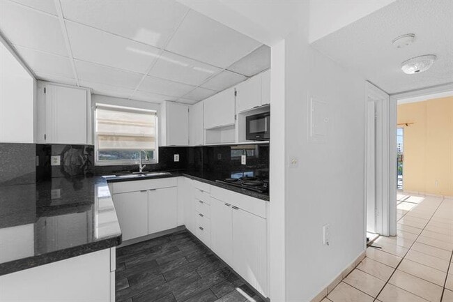 Building Photo - 1960 Marseille Dr