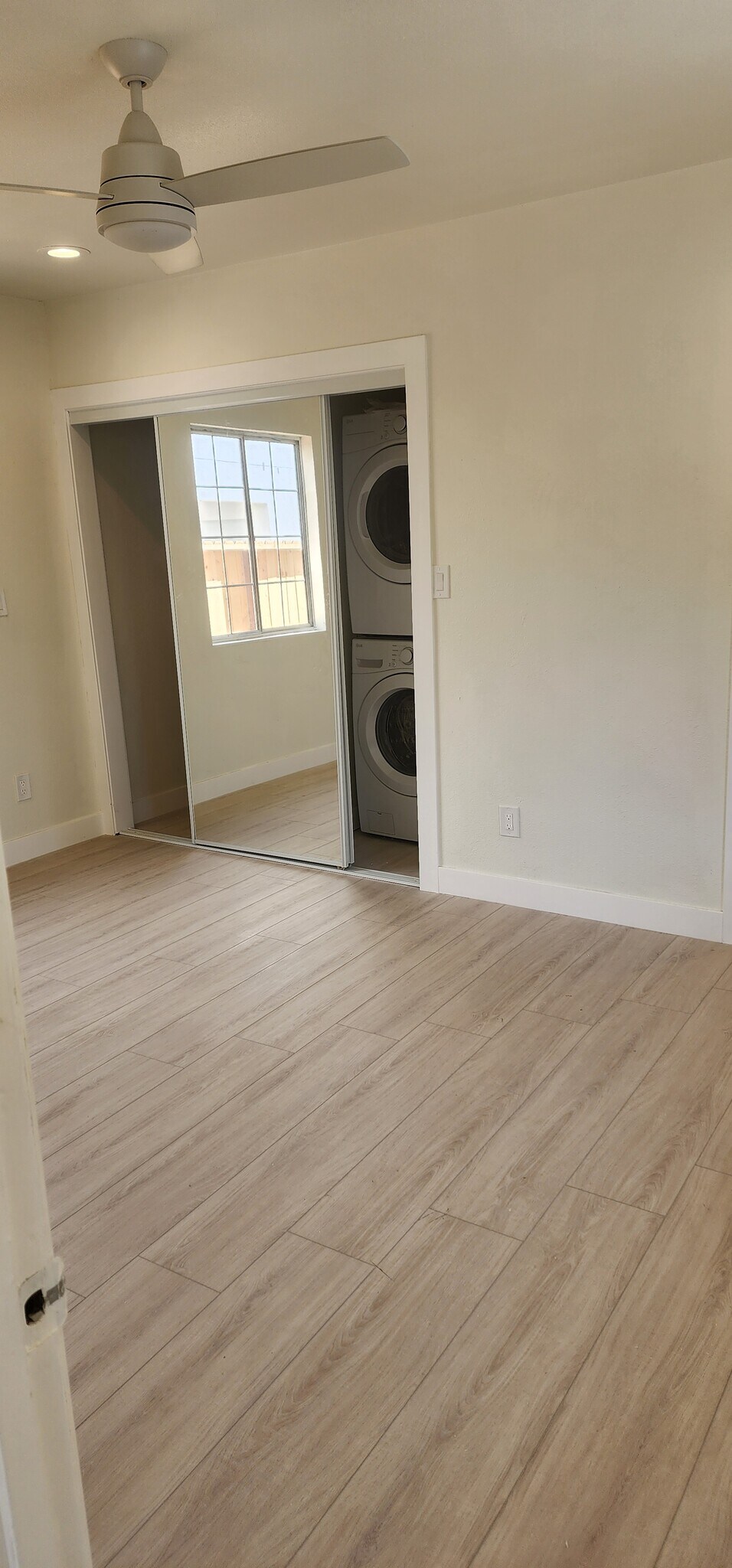 Building Photo - 950 N Kingsley Dr