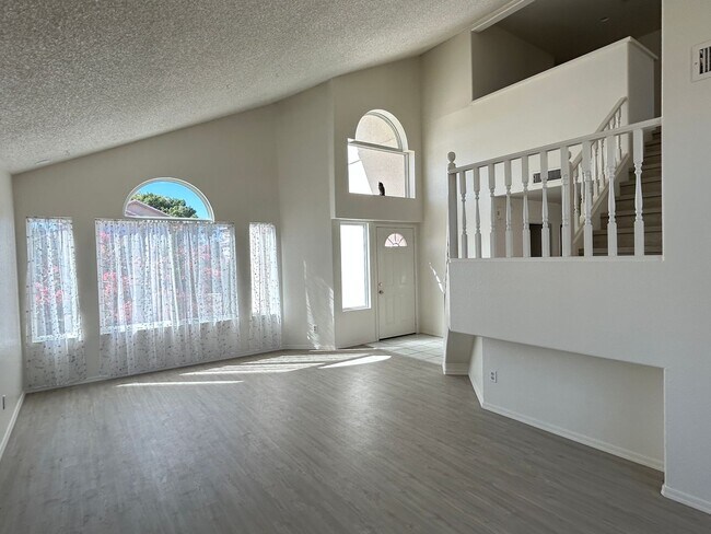 Building Photo - MUST SEE HOME IN AVONDALE WITH POOL!