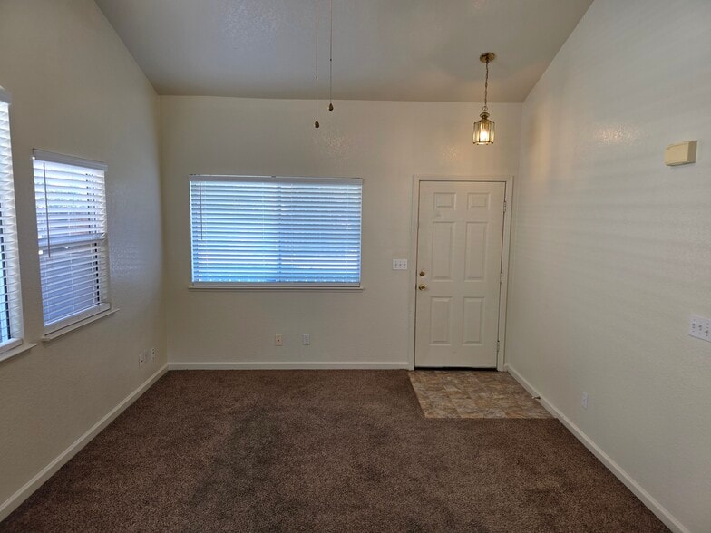 Building Photo - 2504 N Walnut Rd