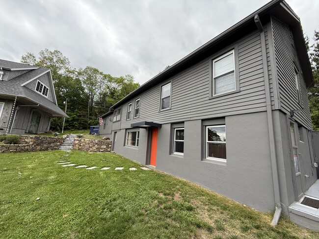 Building Photo - 120 Looking Glass Hill Rd