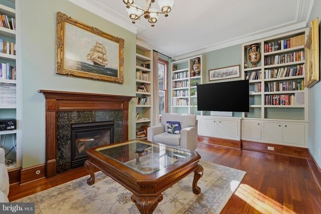 Building Photo - 1002 N St NW