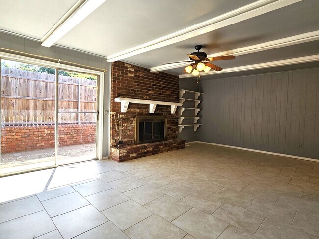 Building Photo - Beautiful 2 Bed 2 Bath Moments Away From L...