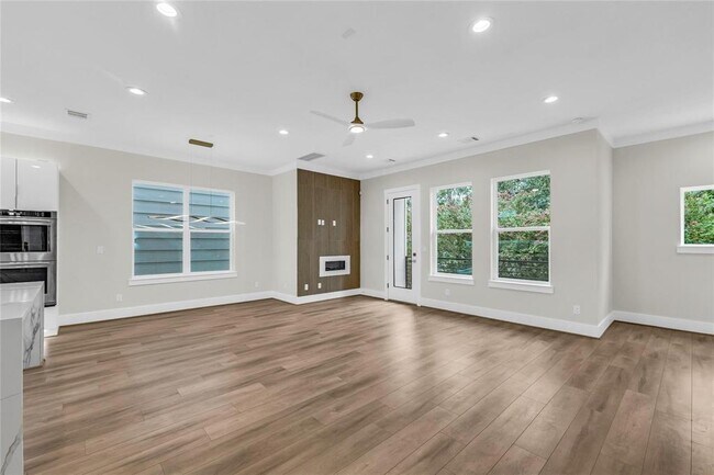 Building Photo - 602 W 28th St