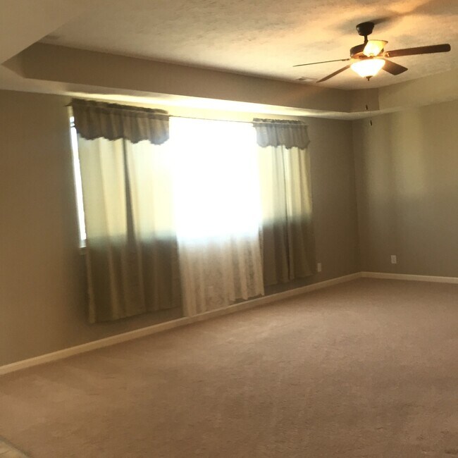 Building Photo - Modern 4 Bedroom, 2.5 Bath West Side Single Family Home