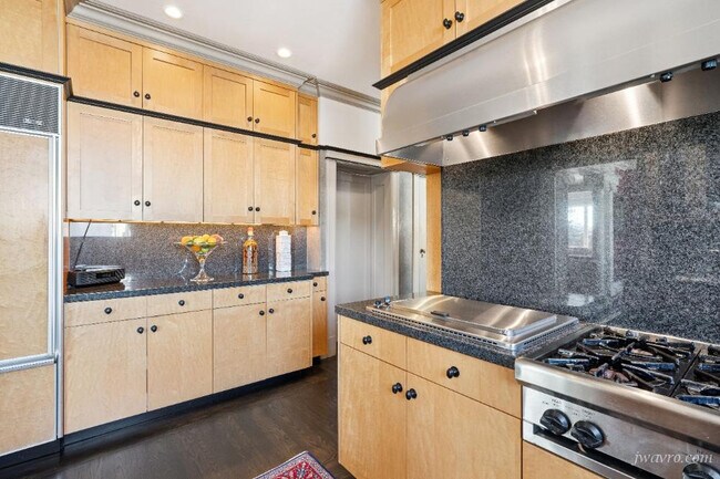 Building Photo - 155 24th Ave