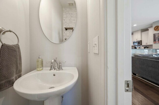 Building Photo - 337 Roche Dr