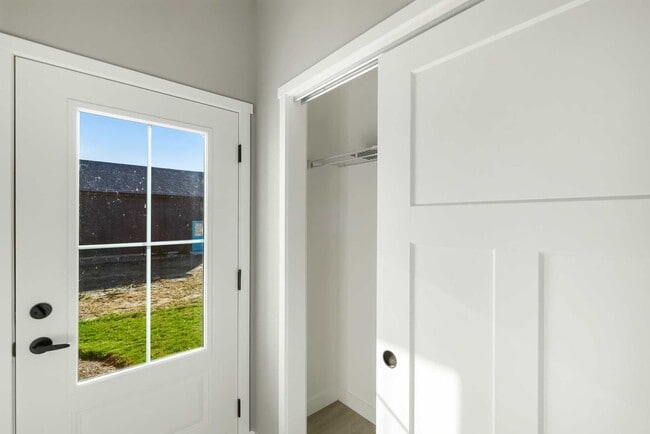 Building Photo - 6 Lilac Ln