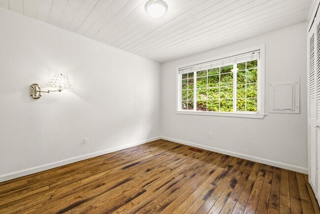Building Photo - 1510 Valley Dr NW