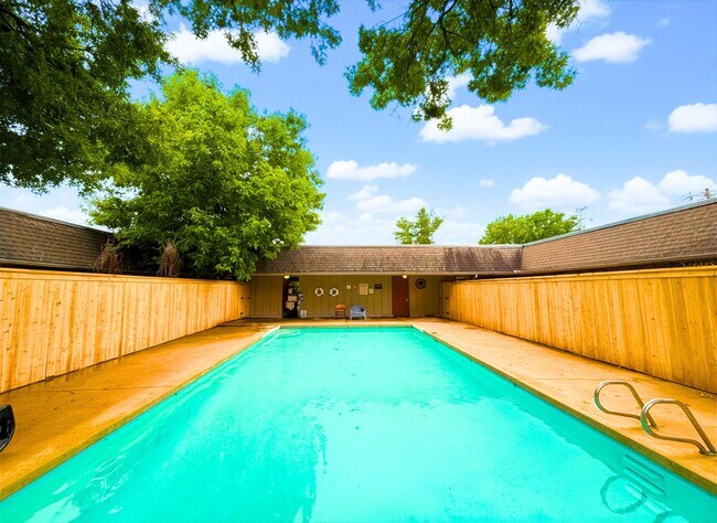 Building Photo - Midtown Quadplex with Pool- 3 bed, 2 bath