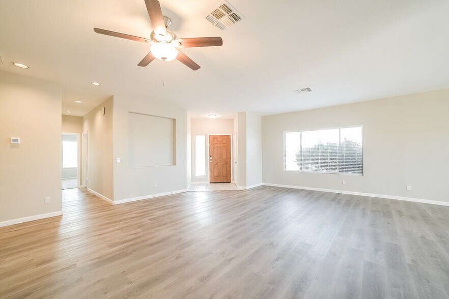 Building Photo - 6605 W Range Mule Dr