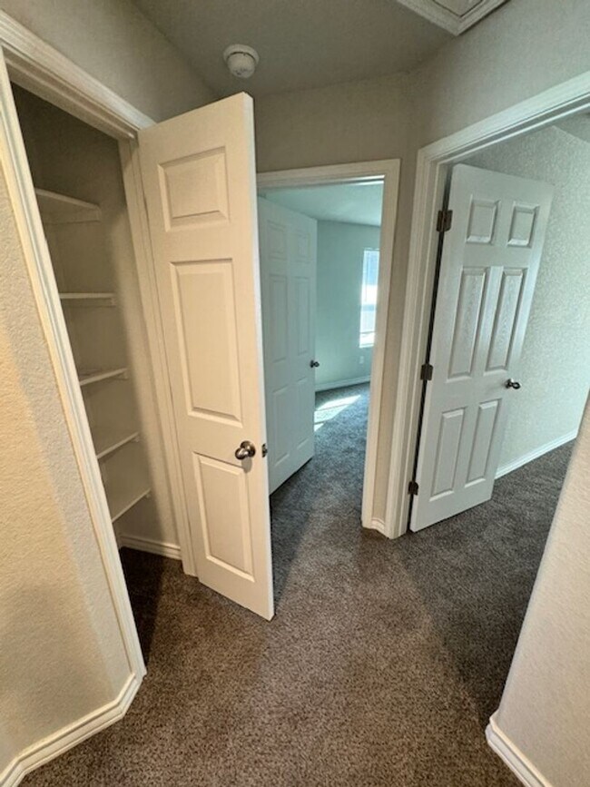 Building Photo - Elegant Townhome Ready for Move In - 3 BR 2.5 Bath - NE San Antonio (in Selma)