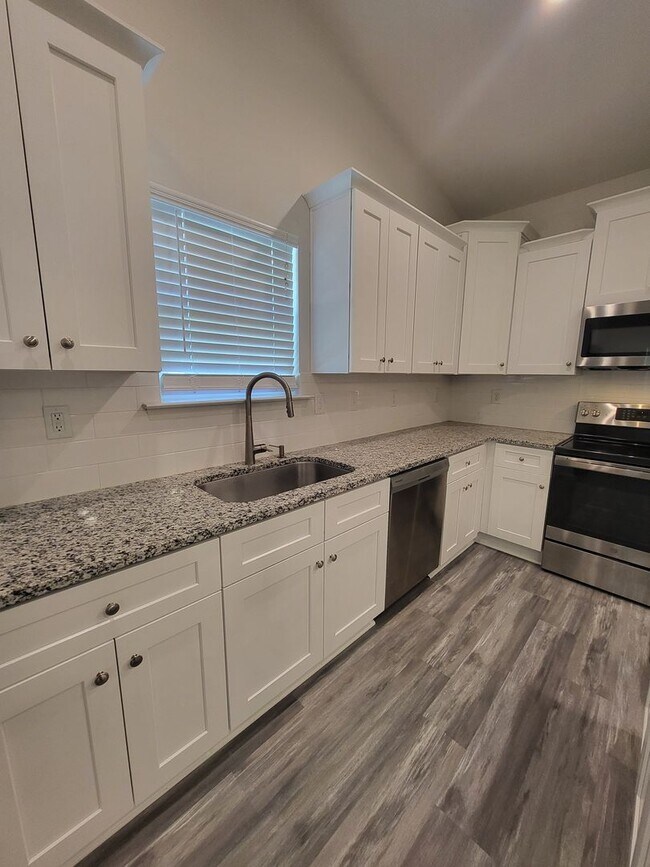 Building Photo - Cute, Well Maintained, Ranch Close to Mountain Island Lake