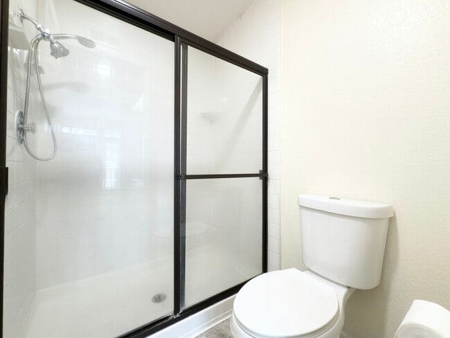 Building Photo - Upper Level Condo in Gated Community