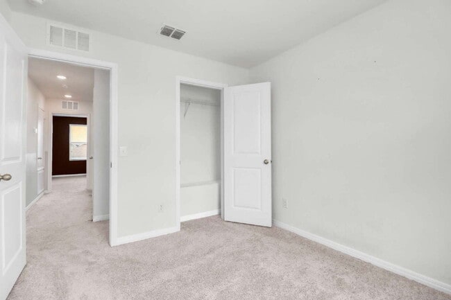 Building Photo - ASK ABOUT FREE APPLICATION FEES THROUGH AUGUST!  "Charming 3-Bedroom Retreat with 2.5 Baths with ...