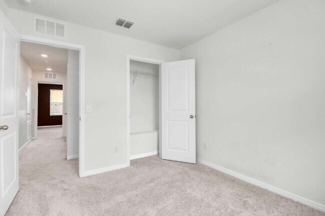 Building Photo - "Charming 3-Bedroom Retreat with 2.5 Baths with Unbelievable Neighborhood Amenities!"